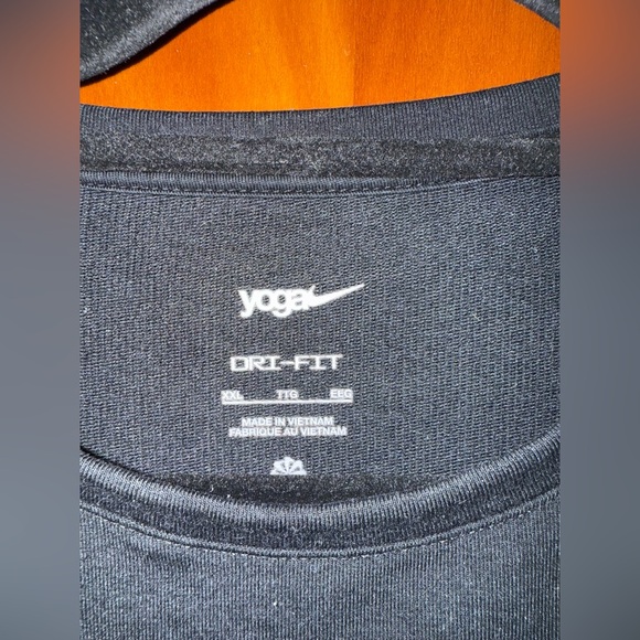 Women’s Nike Black Dri-FIT Yoga Shirt Size XXL - Picture 3 of 4